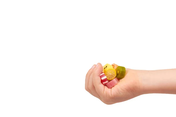 Çocuklar el renkli şeker yuvarlak, lolipop şeker — Stok fotoğraf