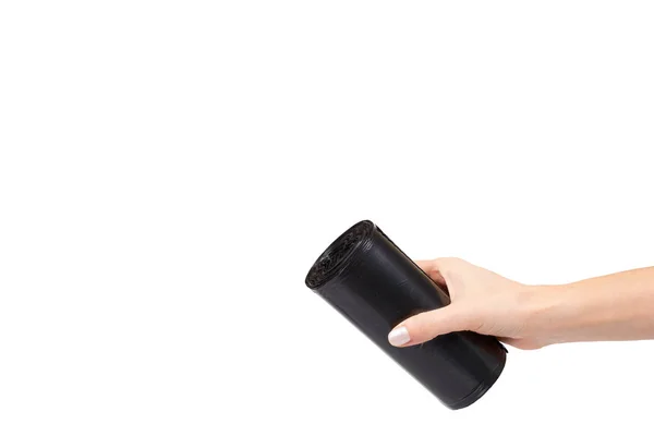 Hand med rulle svart plast soppåsar för papperskorgen — Stockfoto