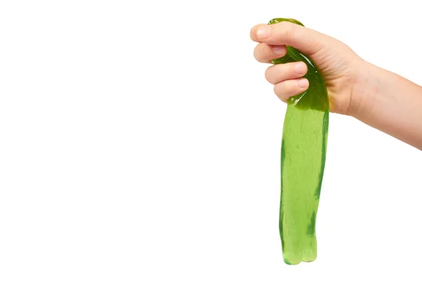 손으로, 투명 한 장난감 녹색 점액을 재생 하는 아이 — 스톡 사진