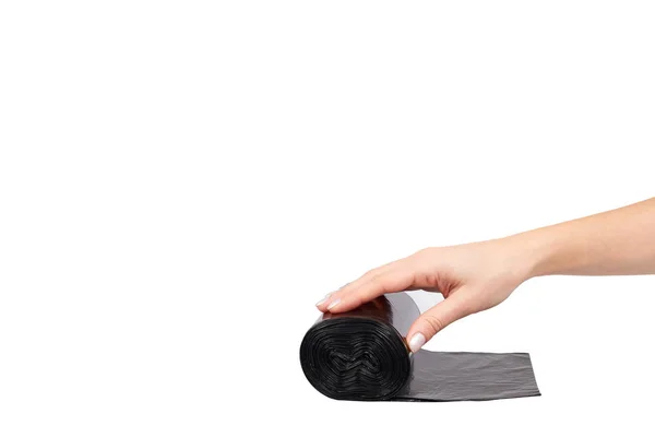 Hand mit Rolle schwarzer Plastik-Müllsäcke für Müll — Stockfoto