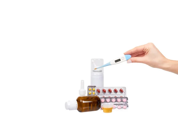 Fles met geneeskunde, neusspray met hand. Antipyretische siroop en pillen. Medicatie voor koude behandeling — Stockfoto