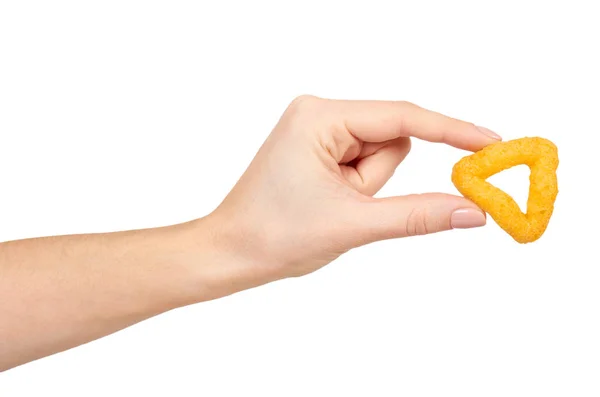 Hand mit Käseblätterspießen, knusprigem Maissnack, ungesundem Essen. — Stockfoto