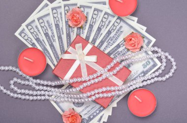 Dekoratif pembe çiçekler kompozisyon, en az arka plan. Düz yatıyordu