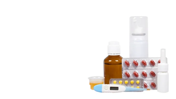 Flasche mit Medizin, Nasenspray. fiebersenkender Sirup und Tabletten. Medikamente gegen Erkältung — Stockfoto