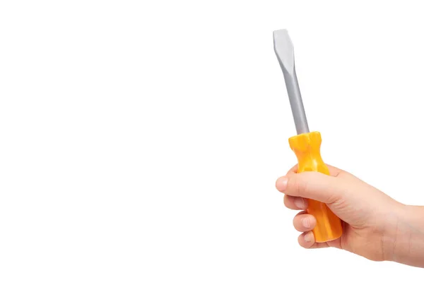 Детская рука с желтой игрушечной отверткой, ремонтный инструмент — стоковое фото