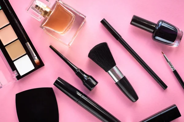 Diferentes productos de maquillaje composición sobre fondo rosa —  Fotos de Stock