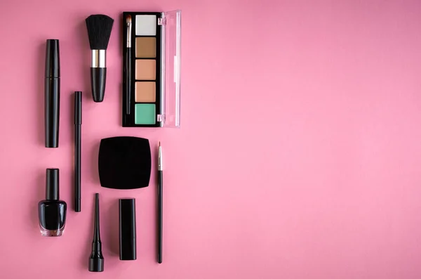 Diferentes productos de maquillaje composición sobre fondo rosa —  Fotos de Stock