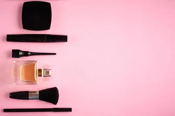 Composition de différents produits de maquillage sur fond rose — Photo