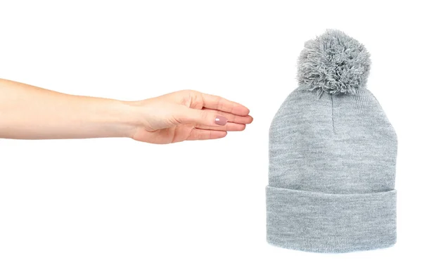 Mano con sombrero de punto gris, accesorio de lana caliente . —  Fotos de Stock