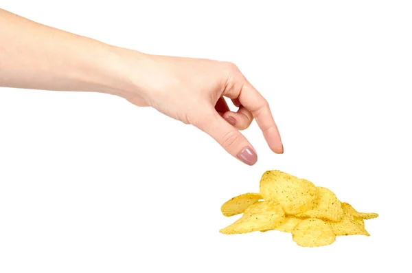 Hand met goudkleurige aardappelchips, knapperig en golvend. — Stockfoto