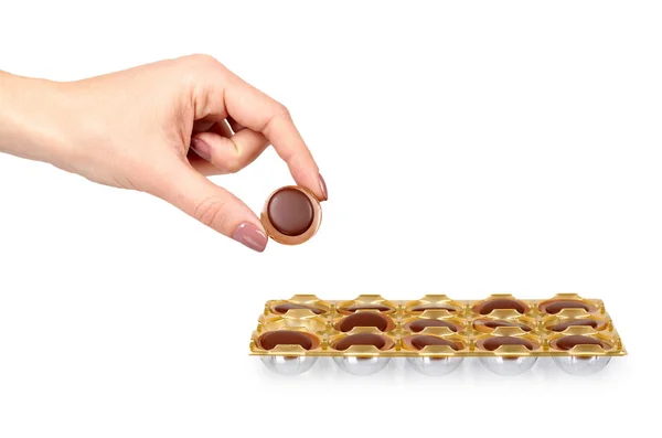 Hand mit Karamellbonbons, süßem Dessert, ungesundem Essen. — Stockfoto