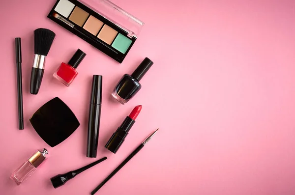 Diferentes productos de maquillaje composición sobre fondo rosa — Foto de Stock