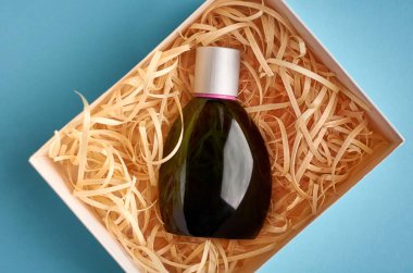 Cam parfüm şişe kompozisyon, düz döşeme ve üst görünümü