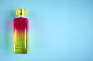 Cam parfüm şişe kompozisyon, düz döşeme ve üst görünümü