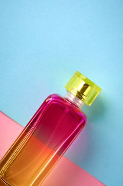 Cam parfüm şişe kompozisyon, düz döşeme ve üst görünümü