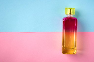 Cam parfüm şişe kompozisyon, düz döşeme ve üst görünümü