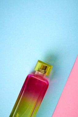 Cam parfüm şişe kompozisyon, düz döşeme ve üst görünümü