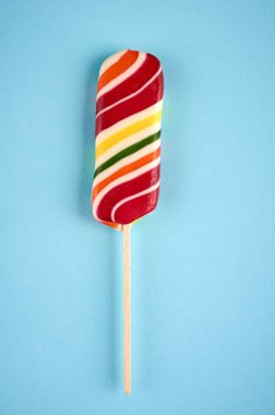 Ev yapımı şeker şeker, sopa tatlı tatlı, düz yatıyordu