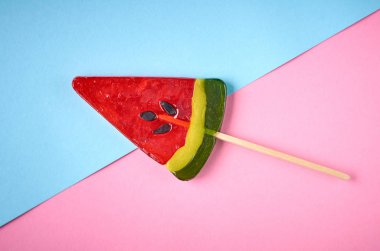 Ev yapımı şeker şeker, sopa tatlı tatlı, düz yatıyordu