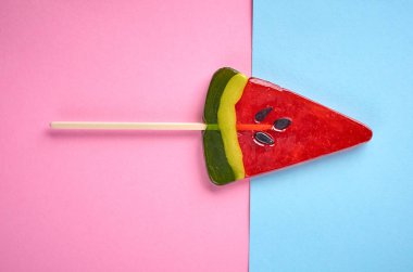 Ev yapımı şeker şeker, sopa tatlı tatlı, düz yatıyordu