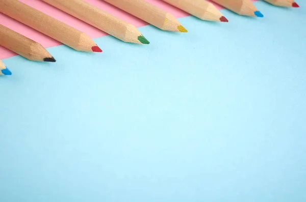 Lápis de cor de madeira no fundo azul, flat lay — Fotografia de Stock