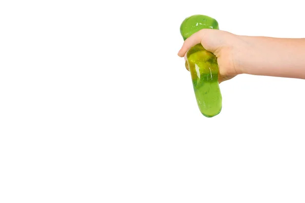 Tiener spelen groene slime met hand, transparante speelgoed — Stockfoto