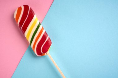 Ev yapımı şeker şeker, sopa tatlı tatlı, düz yatıyordu