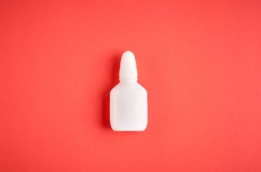 Burun sprey şişe kompozisyon, pembe arka plan üzerinde beyaz şablon şişe