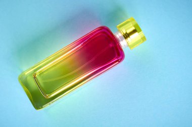 Cam parfüm şişe kompozisyon, düz döşeme ve üst görünümü