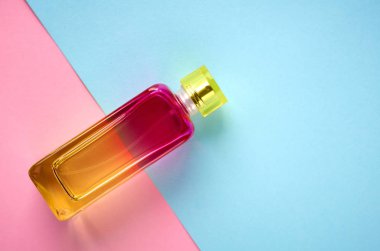 Cam parfüm şişe kompozisyon, düz döşeme ve üst görünümü