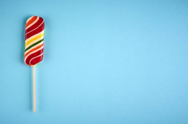 Ev yapımı şeker şeker, sopa tatlı tatlı, düz yatıyordu