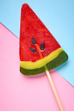 Ev yapımı şeker şeker, sopa tatlı tatlı, düz yatıyordu