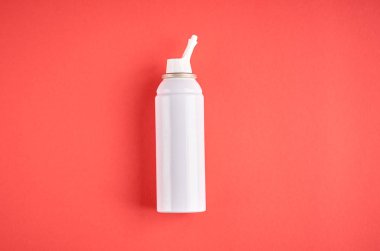 Burun sprey şişe kompozisyon, pembe arka plan üzerinde beyaz şablon şişe