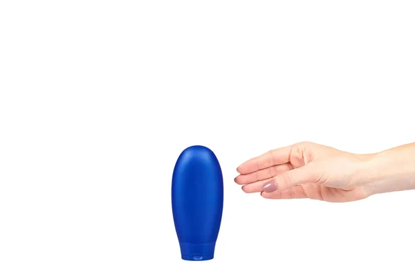 Ręka z plastikową butelką kosmetyczną, szamponem i żelem mydlanej. — Zdjęcie stockowe