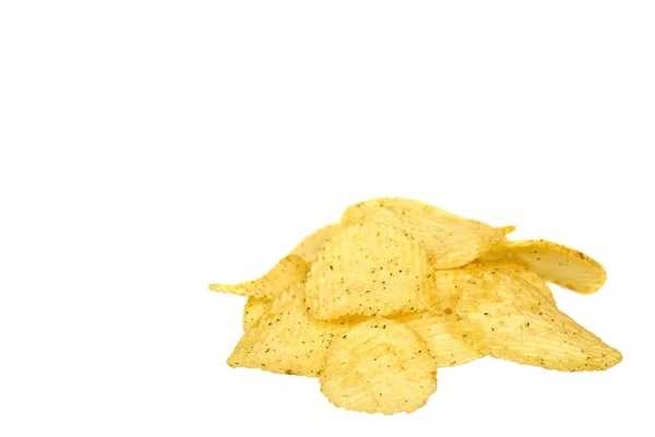 Картофельные чипсы золотого цвета, хрустящие и волнистые . — стоковое фото