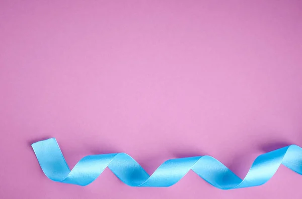Blauw lint op paarse achtergrond compositie, platte lay — Stockfoto