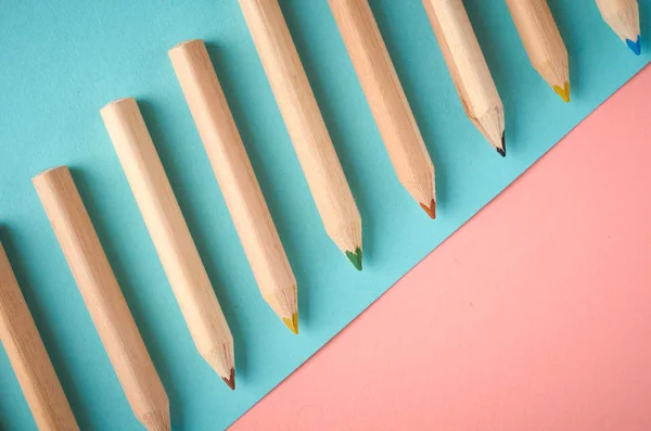 Lápis de cor de madeira no fundo azul, flat lay — Fotografia de Stock