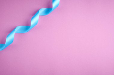 Mor arka plan kompozisyonu üzerinde mavi şerit, düz yatıyordu