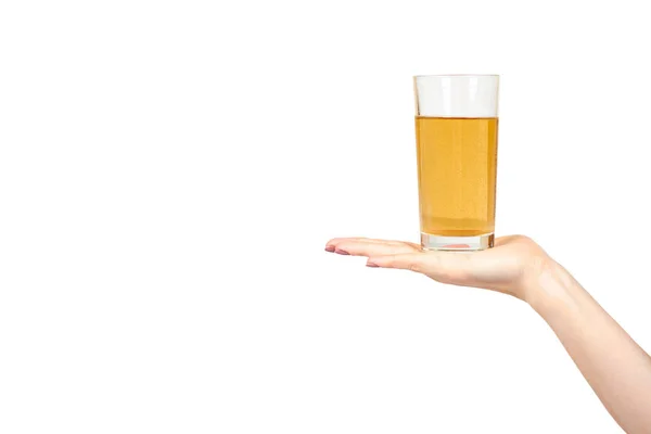 Mão com suco de maçã fresco em um copo, bebida saudável . — Fotografia de Stock