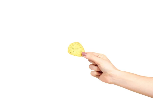 Hand met goudkleurige aardappelchips, knapperig en golvend. — Stockfoto