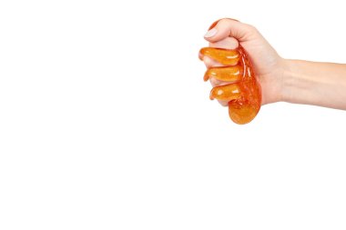 el, şeffaf oyuncak ile turuncu sümük oynayan çocuk