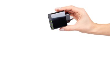 Siyah Usb duvar chrger fişi ile el, üç bağlantı noktası.