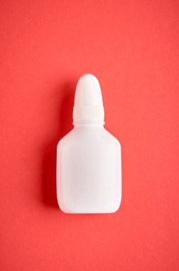 Burun sprey şişe kompozisyon, pembe arka plan üzerinde beyaz şablon şişe