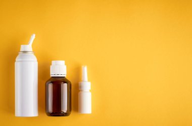 Burun sprey şişe kompozisyon, sarı arka plan üzerinde beyaz şablon şişe