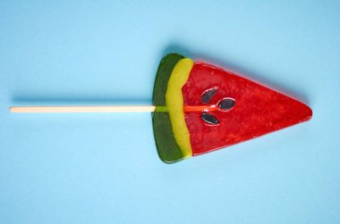 Ev yapımı şeker şeker, sopa tatlı tatlı, düz yatıyordu