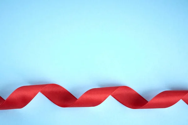 Rode lint op blauwe achtergrond samenstelling, platte lay — Stockfoto
