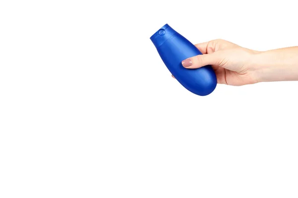 Mão com garrafa de plástico cosmético, shampoo e gel de sabão . — Fotografia de Stock