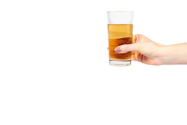 Mão com suco de maçã fresco em um copo, bebida saudável . — Fotografia de Stock