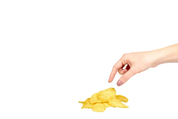 Hand met goudkleurige aardappelchips, knapperig en golvend. — Stockfoto