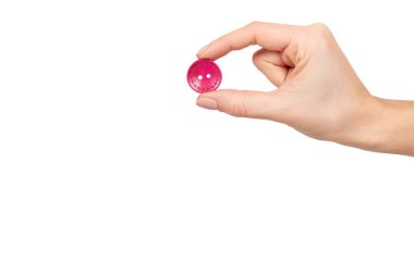 Renkli dikiş düğmesi, dekorasyon aksesuarı ile el.